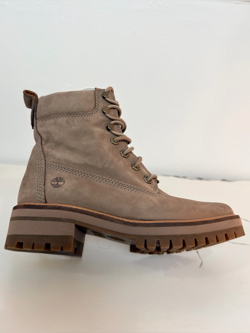 Timberland Courmayeur Valley 6-Inch Women's Boot Taupe Nubuck Size 7.5 - Picture 3 of 11